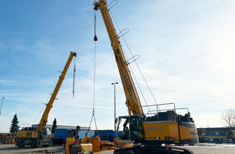 The machines also perform traditional crane work, not only at Hölscher's headquarters in Haren.<br>IMAGE SOURCE: SENNEBOGEN Maschinenfabrik GmbH