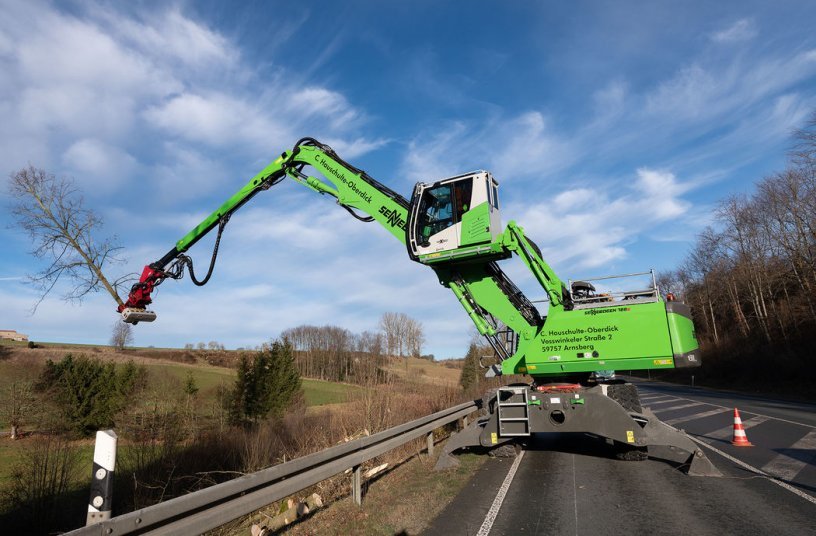 The SENNEBOGNE 728E tree care handler enables controlled grabbing, sawing and placing of wood all in one go.<br>IMAGE SOURCE: SENNEBOGEN Maschinenfabrik GmbH