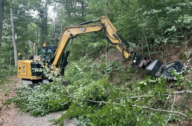 With the RotoX and the CutWheel, maintenance work is carried out quickly without having to reposition the excavator frequently.<br>IMAGE SOURCE: Holp GmbH