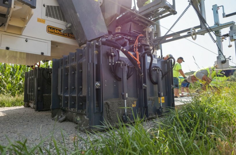 Quickly exchangeable moulds and the ability to feed concrete to two separate moulds at once show the extreme flexibility of the Wirtgen SP 33 for a wide range of applications.<br>IMAGE SOURCE: WIRTGEN GROUP