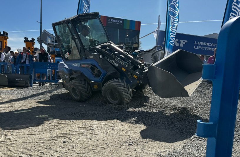 Auch der kleinere, aber dennoch leistungsstarke 8.4 TurboS stellt über die Zusatzhydraulik enorme 74 l/min für Anbaugeräte zur Verfügung und bietet eine Hubkraft von bis zu 1,4 Tonnen.<br>BILDQUELLE: MultiOne Deutschland GmbH