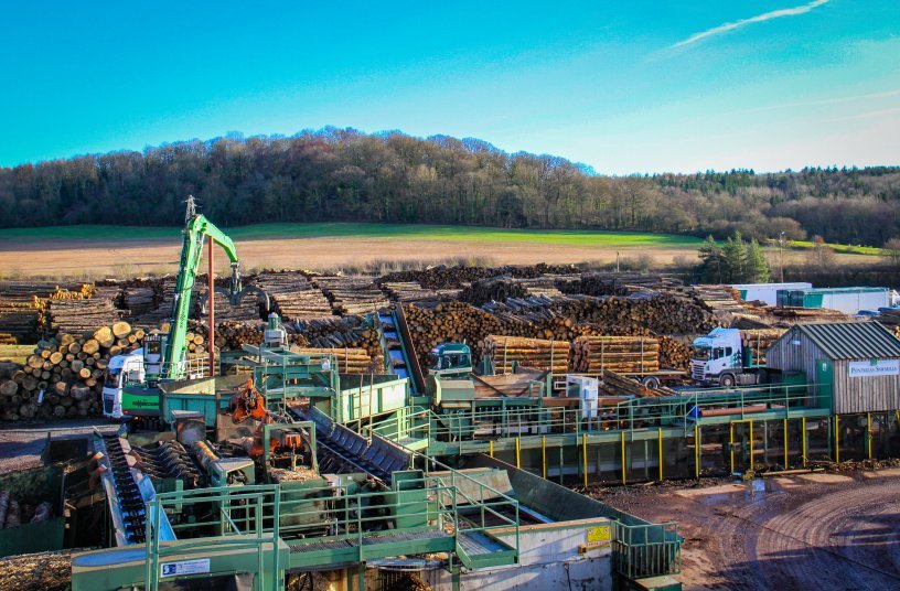 One of the largest privately owned sawmills in the UK: new 730 E material handler in operation <br> Image source: SENNEBOGEN Maschinenfabrik GmbH