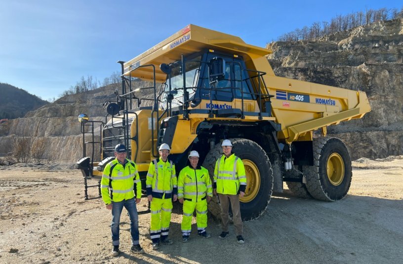 (Von rechts) Geschäftsführer Hartmut Koch-Czech, stellv. Steinbruchleiter Otto Baier, Leiter Steinbruch Bernd Hilsenbeck (alle drei Eduard Merkle GmbH & Co. KG), und Michael Specker, Prokurist der Kuhn Baumaschinen Deutschland. Seit Februar 2023 arbeitet das Unternehmen Merkle mit dem Komatsu HD405-8 Muldenkipper im Kalksteinbruch in Blaubeuren-Altental – mit überzeugenden Ergebnissen.<br>BILDQUELLE: Kuhn Baumaschinen Deutschland GmbH