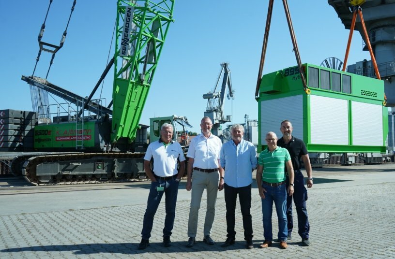 The main characters of heavy load handling: Roland Hermann and Thorsten Resch from SENNEBOGEN together with heavy load forwarder Klaus Altmann and Andreas Löffert as well as Martin Bayer from the port of Straubing-Sand (from left).<br>IMAGE SOURCE: SENNEBOGEN Maschinenfabrik GmbH
