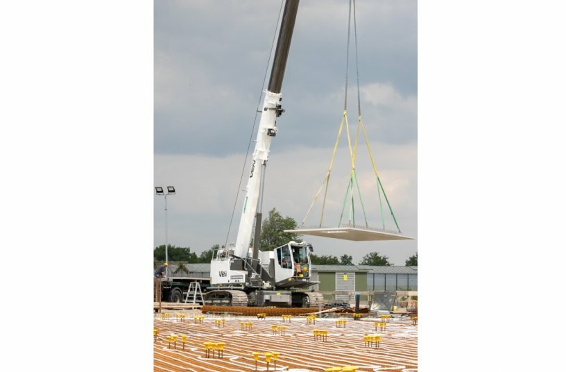 The high level of comfort, simple and intuitive operation, and excellent visibility from the cab all make a strong impression.<br>IMAGE SOURCE: SENNEBOGEN Maschinenfabrik GmbH