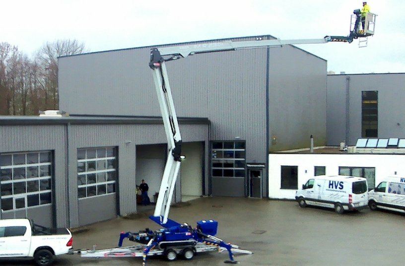 IMER Group übergibt R23DA Raupenarbeitsbühne an HVS Arbeitsbühnen<br>BILDQUELLE: Imer