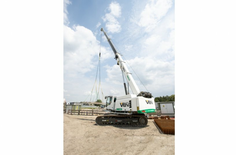 Just like the diesel-powered version, the SENNEBOGEN 653 Electro Battery has a maximum main boom length of 30.4 m and a lifting capacity of 50 tons.<br>IMAGE SOURCE: SENNEBOGEN Maschinenfabrik GmbH