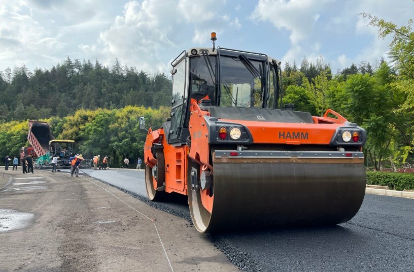 The 3-point articulation of the Hamm HD 138 VO tandem roller with vibration and oscillation drum assures even weight distribution and ideal directional stability.<br>IMAGE SOURCE: WIRTGEN GROUP