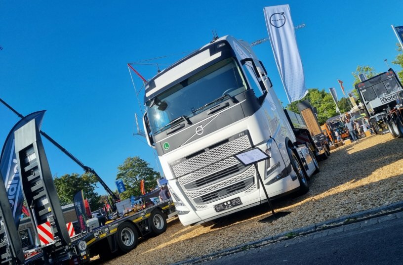 On the road into the future with the Volvo FH Electric: all-electric and lots of power with a gross combination weight rating of 44 t.<br>IMAGE SOURCE: Goldhofer AG