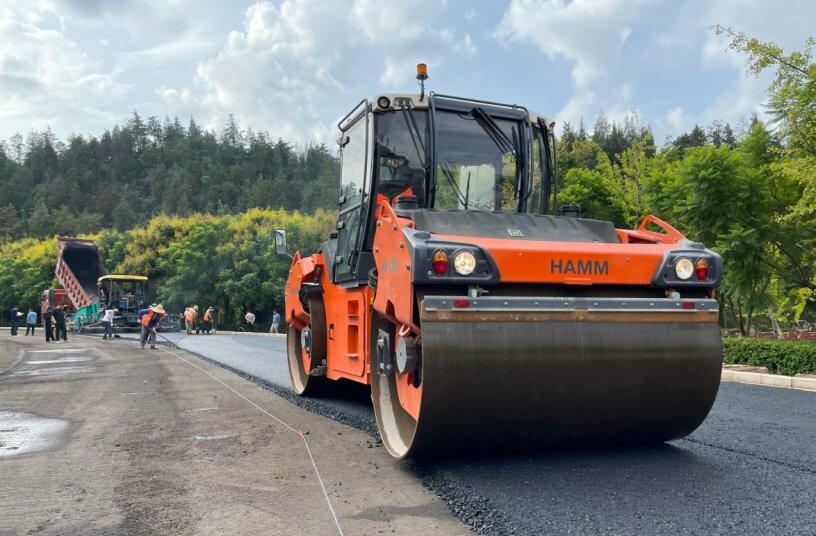 Die Hamm Tandemwalze HD 138 VO mit Vibrations- und Oszillationsbandage bietet mit ihrem 3-Punkt-Pendelknickgelenk eine gleichmäßige Gewichtsverteilung und bestmöglichen Geradeauslauf.<br>BILDQUELLE: WIRTGEN GROUP