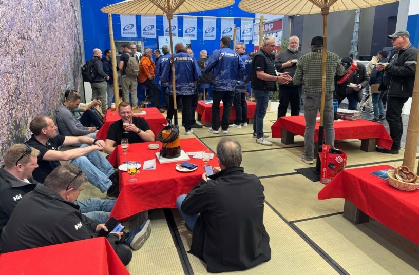 Full house at Tsurumi where visitors rest on real Tatami mats with Chabudai tables. Tsurumi knows what works and what not.<br>IMAGE SOURCE: Tsurumi (Europe) GmbH