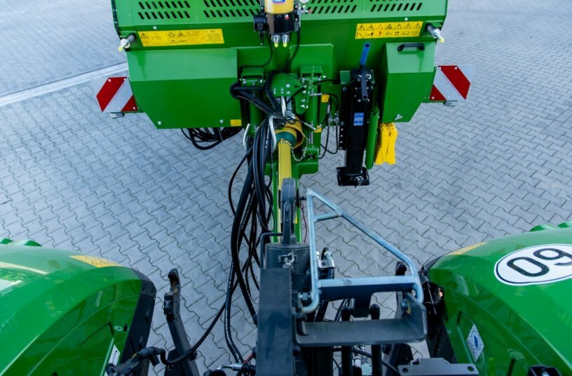 Little space for dirt deposits. Thanks to the narrow drawbar, the tractor-trailer combinations with the XPERT models are highly manoeuvrable.<br>IMAGE SOURCE: Ludwig Bergmann GmbH