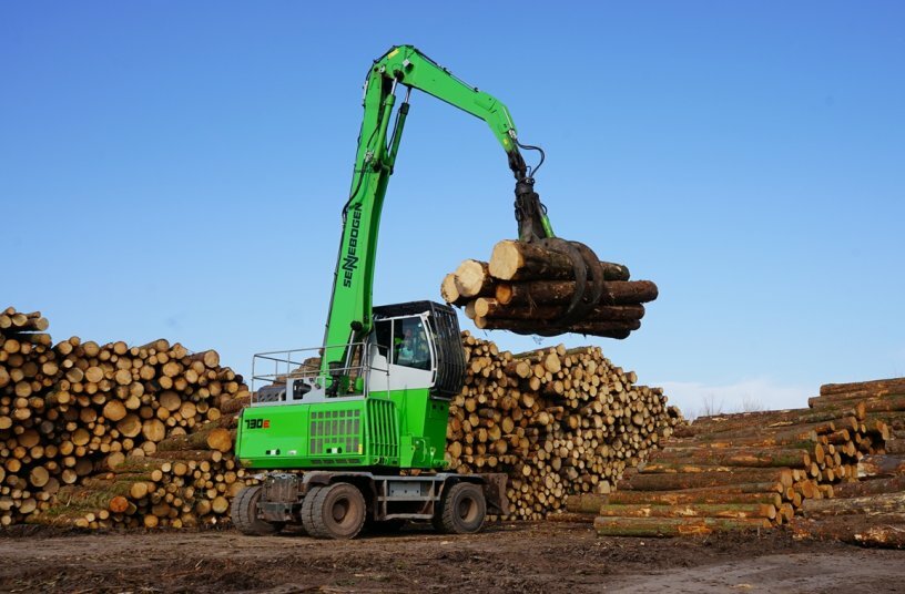Der SENNEBOGEN 730 E erfüllt die hohen Anforderungen im britischen Sägewerk Pontrilas – Eine hohe Traglast, Wendigkeit und ein ausgezeichneter Bedienkomfort.<br>BILDQUELLE: Sennebogen