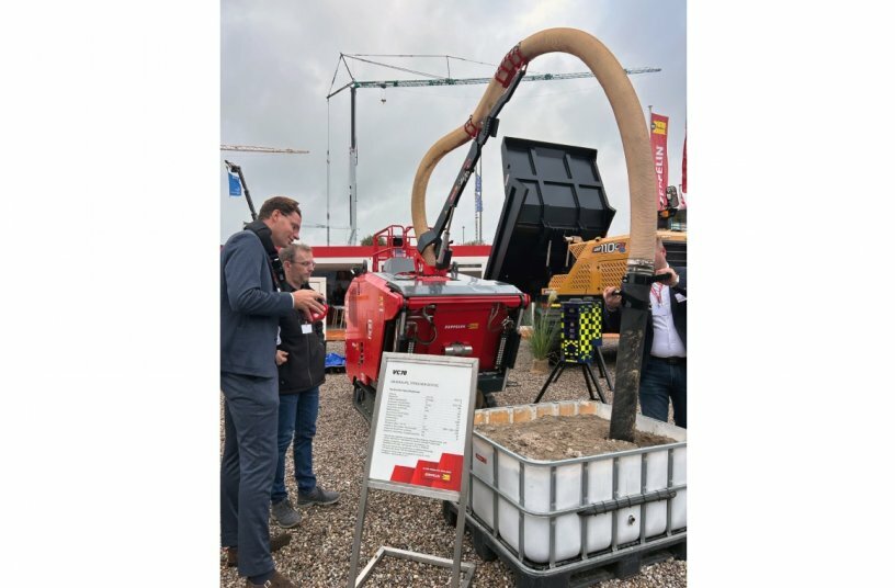 Legte bei der Saugraupe VC70 selbst Hand an: Björn Sack, neuer Vorsitzender der Geschäftsführung der Zeppelin Rental GmbH und Leiter der Strategischen Geschäftseinheit Rental der Zeppelin Gruppe.<br>BILDQUELLE: Zeppelin Rental GmbH