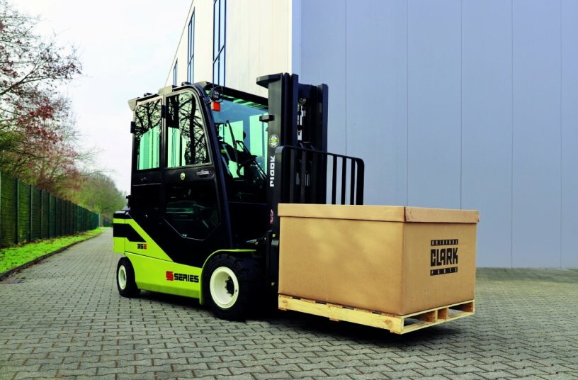 The SE25-35 series of electric four-wheel forklift trucks with load capacities of 2.5 to 3.5 tonnes is another highly efficient and environmentally friendly alternative to IC engine-powered forklift trucks<br>IMAGE SOURCE: CLARK Europe GmbH