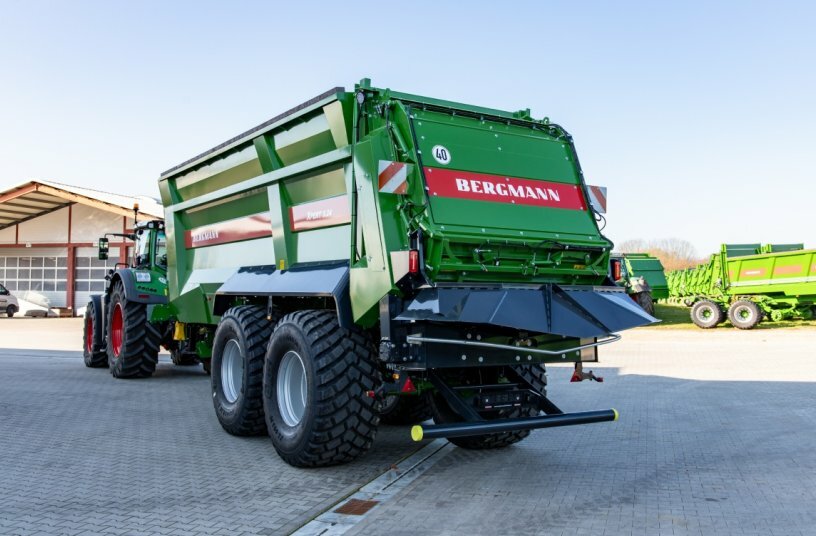 The steep, cathodic dip and powder coated mudguards reliably prevent larger material adhesions. The contours of the sidewalls also prevent any deposits of material.<br>IMAGE SOURCE: Ludwig Bergmann GmbH