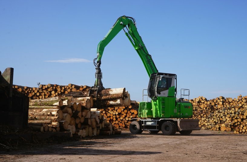 Impressive endurance runners: SENNEBOGEN machines operate reliably in two shifts, seven days a week, thanks to their robust technology, the SENtrack telematics system, and the impressive support provided by service partner Molson Group.<br>IMAGE SOURCE: Sennebogen