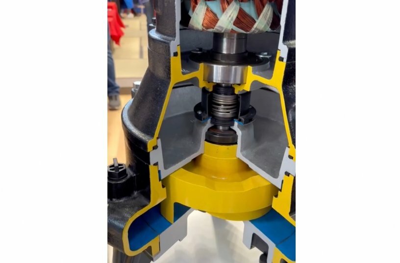 Hiroyuki Naruse from Tsurumi pointing to the unique cutting unit of the new CZ pump: a brutal shredder designed to make even stubborn fibres flow.<br>IMAGE SOURCE: Tsurumi (Europe) GmbH