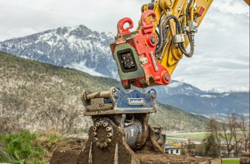 With the Lehnhoff SQ 60V, thanks to the symmetrical design of the valve block, even fully hydraulic attachments can be rotated by 180°.<br>IMAGE SOURCE: Lehnhoff Hartstahl GmbH