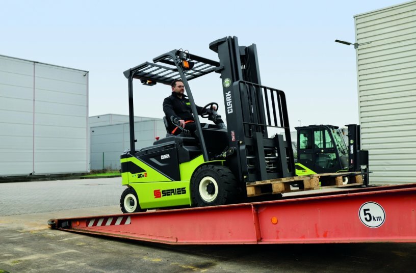 Safe use on sloping terrain or ramps is guaranteed by the automatically engaging electric parking brake. This prevents the truck from unintentionally accelerating or rolling backwards and ensures that the operator always has the vehicle under control<br>IMAGE SOURCE: CLARK Europe GmbH