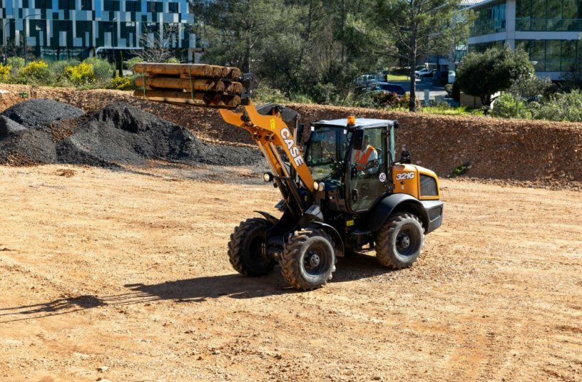 CASE 321G<br>IMAGE SOURCE: CASE Construction Equipment
