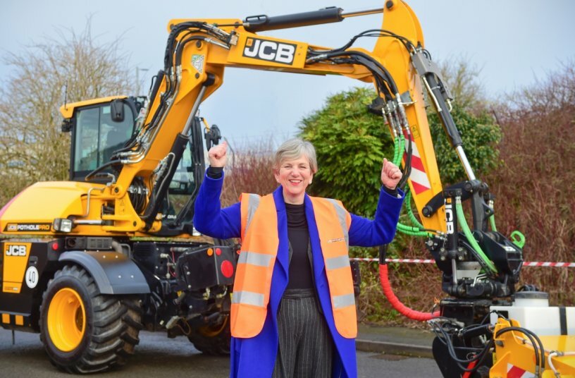 Roads Minister Lilian Greenwood with the JCB Pothole Pro<br>IMAGE SOURCE: JCB