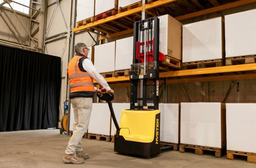 Neuer Gabelhochhubwagen: Hyster® SC1.2 mit langlebiger Konstruktion für einfaches Stapeln<br>BILDQUELLE: Hyster