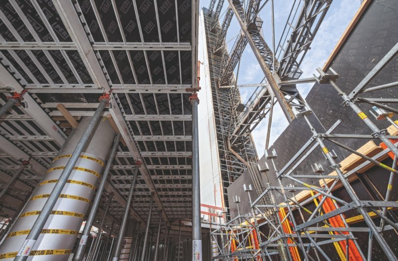There was only 1.50 m of space between the refurbishment site and the shell inside the steel structure.<br>IMAGE SOURCE: PERI SE