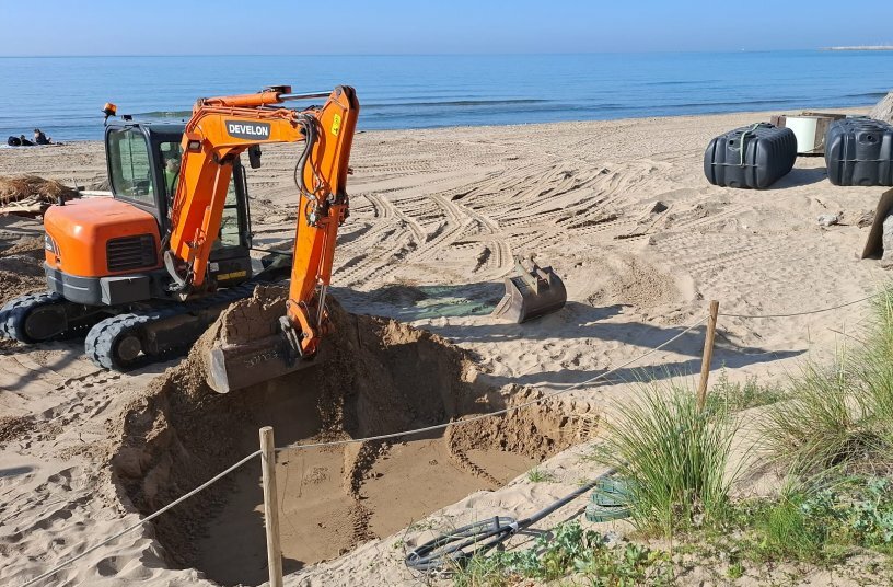 Develon DX62R Mini-Excavator Prepares Coastal Resort for Summer Season<br>IMAGE SOURCE: DEVELON
