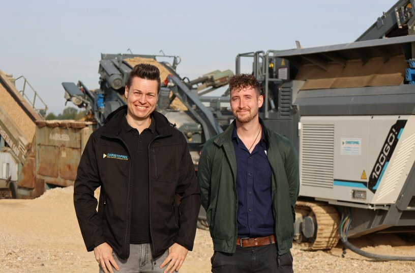 (f. l. t. r.: Chris�an Knepperges, Sales Manager of C. Christophel GmbH & Jonathan Schaﬀers, Managing Director of Welbers Kieswerke GmbH)<br>IMAGE SOURCE: RUBBLE MASTER HMH GmbH