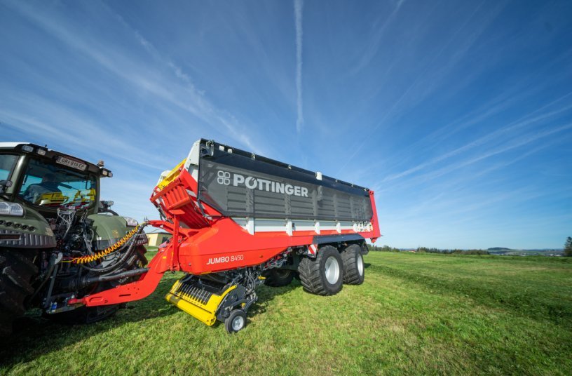 The contactless electronic steered axle system enables a tight turning angle<br>IMAGE SOURCE: PÖTTINGER Landtechnik GmbH