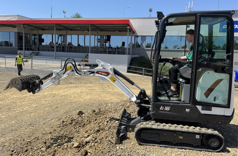 Darja Kočárová from LECTURA Press operating the E16 mini excavator<br>IMAGE SOURCE: LECTURA GmbH