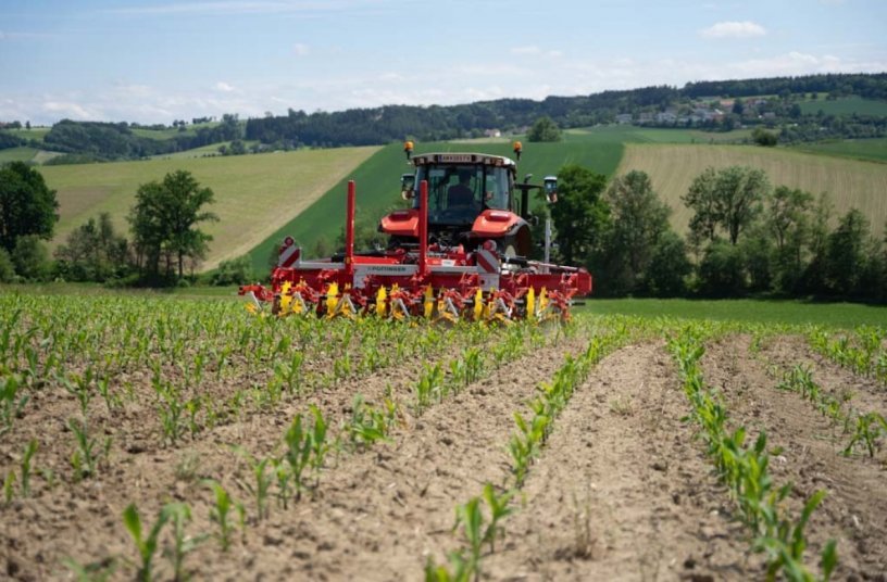 Adjustable to all crops and row widths<br>IMAGE SOURCE: PÖTTINGER Landtechnik GmbH