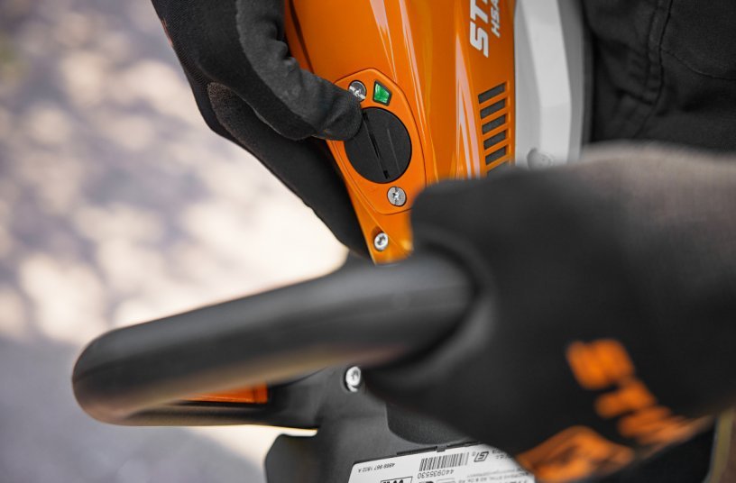Users can retrieve the device status via a button and via an LED display on the Smart Connector 2 A or record any anomalies during use directly on the device using this button.<br>IMAGE SOURCE: STIHL