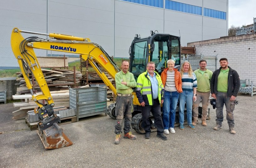 Das Team von M+F Bau mit dem neuen Komatsu PC38MR-5 und Vertretern von Kuhn Baumaschinen bei der Maschinenübergabe.<br>BILDQUELLE: Kuhn Baumaschinen Deutschland GmbH