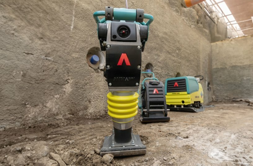 Aufgereiht und fertig für den Einsatz: die elektrisch angetrieben Verdichter von Ammann, der Stampfer eATR 68. eAPF 12/50 und die brandneue hydrostatische schwere Rüttelplatte eAPH 70/95.<br>BILDQUELLE: wyynot GmbH; Ammann Verdichtung