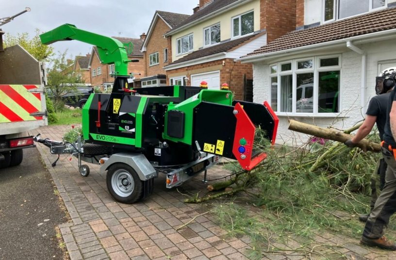 Gerade im kommunalen Aufgabenbereich zeigt der EVO 205 TT seine Stärken: variable Deichselhöhe, Drehkreuzlagerung und einstellbare Auswurfhöhe.<br>BILDQUELLE: wyynot GmbH; GreenMech