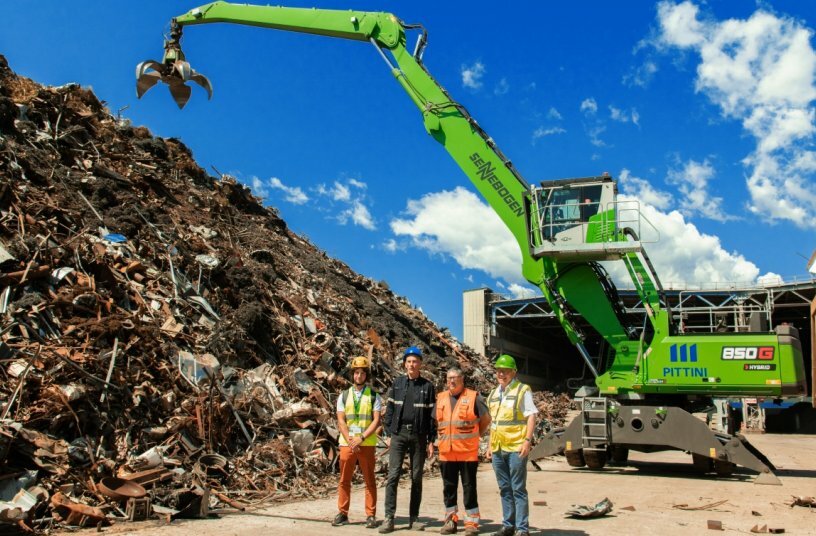 Pasqual Matteo von Cesaro Mac Import, Werkleiter von Pittini Osoppo Stefano Lui, Fahrer bei Pittini Osoppo Ennio Coppetti und Sennebogen-Vertriebler Paolo Boscoscuro von Cesaro Mac Im-port (v.l.).<br>BILDQUELLE: Sennebogen