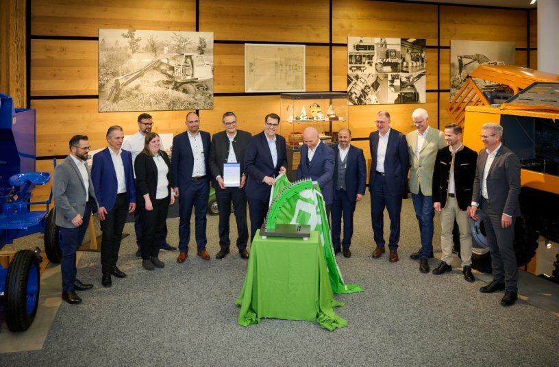 A partial replica of the first ball bearing was ceremoniously presented to the company's own Erich Sennebogen Museum as an exhibit.<br>IMAGE SOURCE: Sennebogen