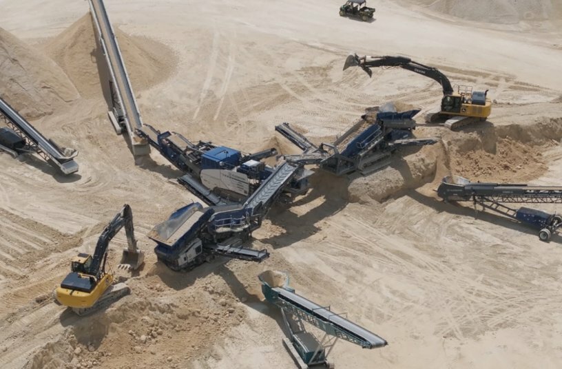Ein besonderes Setting zur Gewinnung von zwei Material-Spezifikationen: mobiler Prallbrecher MOBIREX MR 110i EVO2 mit zwei Grobstücksiebanlagen von Kleemann.<br>BILDQUELLE: WIRTGEN GROUP