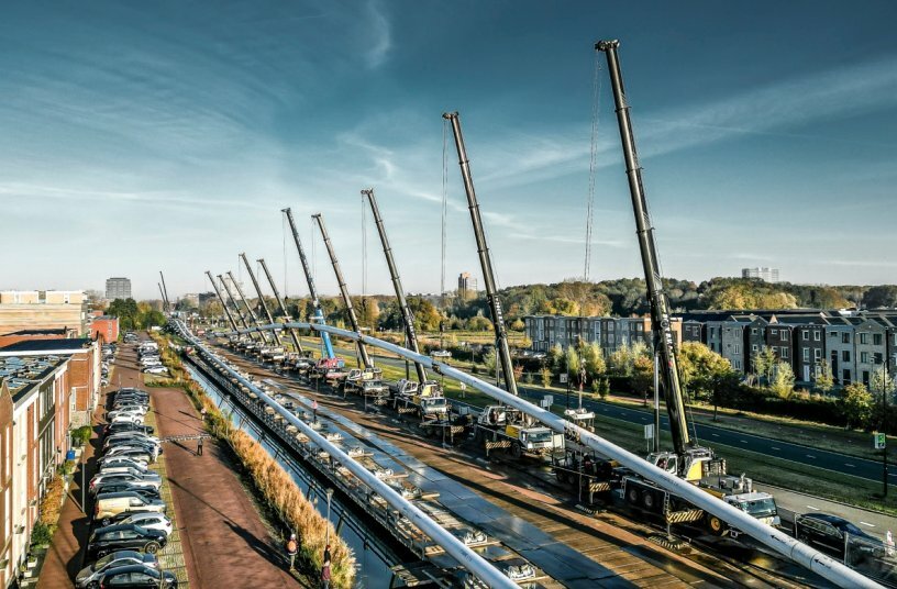 A dozen cranes in a row: the Boer B.V. cranes were used in tandem on a pipeline construction project for the district heating network in the Netherlands.<br>IMAGE SOURCE: Liebherr-Werk Ehingen GmbH