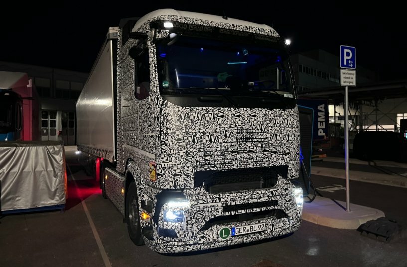 Prototype of the eActros 600 with a weight of 40 tons travels 530 kilometers from Stuttgart to South Tyrol without intermediate charging – a total of more than 1,000 kilometers with one intermediate charge<br>IMAGE SOURCE: Daimler Truck AG