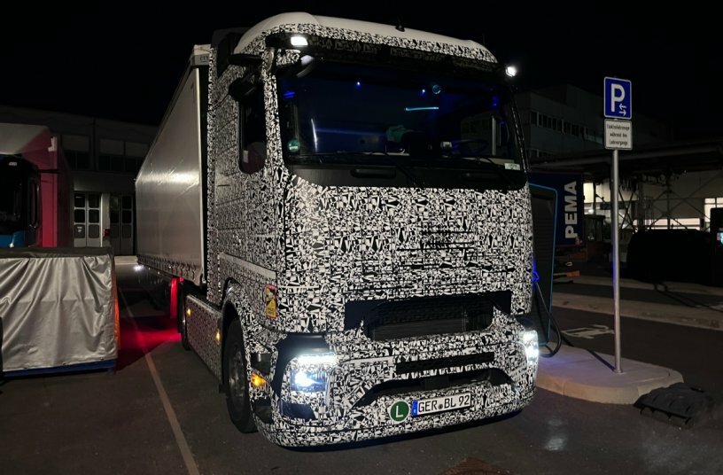 Prototyp des eActros 600 fährt mit 40 Tonnen ohne Zwischenladen 530 Kilometer von Stuttgart nach Südtirol – insgesamt über 1.000 Kilometer mit einer Zwischenladung<br>BILDQUELLE: Daimler Truck AG