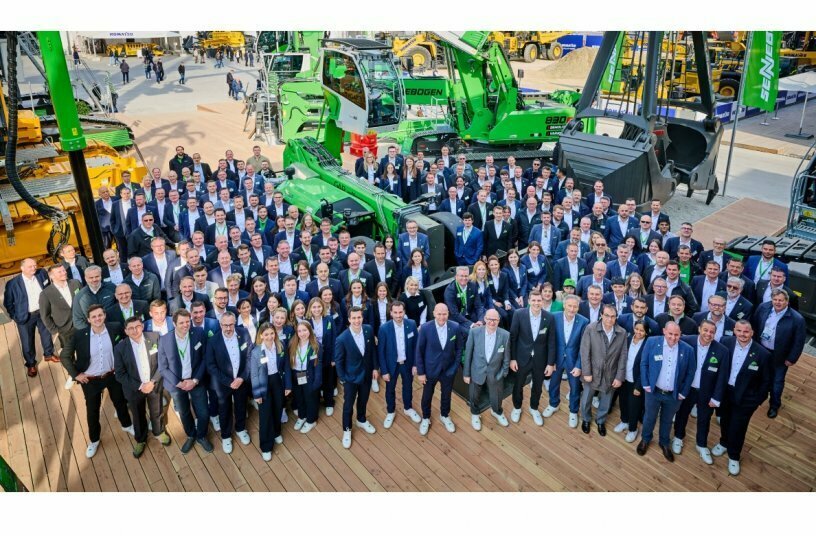 Mit einem großen, internationalen Team und insgesamt 10 Maschinenexponaten aus allen Anwendungsbereichen begrüßte SENNEBOGEN die vielen bauma-Messebesucher aus aller Welt.<br>BILDQUELLE: SENNEBOGEN Maschinenfabrik GmbH