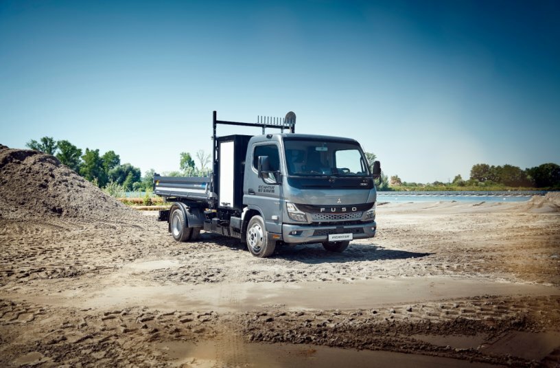 FUSO Next Generation eCanter with 3-Way-Tipper<br>IMAGE SOURCE: Daimler Truck AG