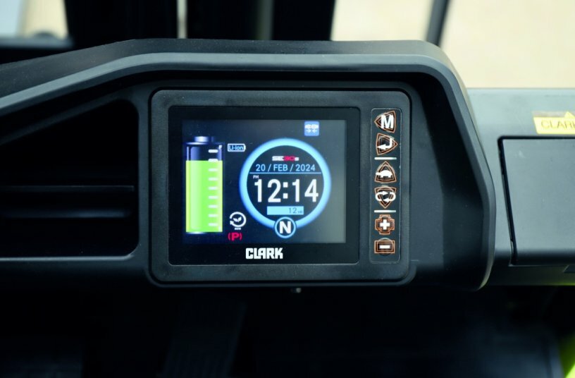 The high-contrast, splash-proof 5-inch colour display provides information on all important vehicle parameters, such as driving speed, load weight and operating time until the next service. Safety and warning notices are displayed in 24 languages<br>IMAGE SOURCE: CLARK Europe GmbH