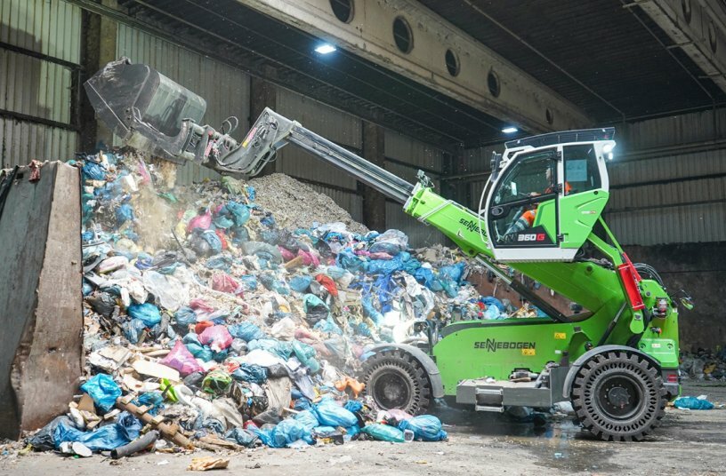 Maximization of storage space through precise stacking of large quantities of household waste.<br>IMAGE SOURCE: Sennebogen