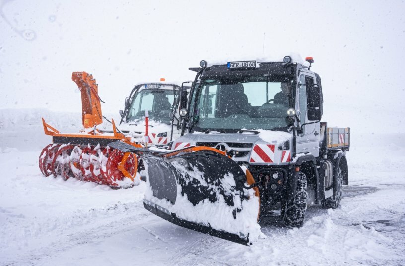 Mercedes-Benz Special Trucks developers help clear the Grossglockner High Alpine Road<br>IMAGE SOURCE: Daimler Truck AG