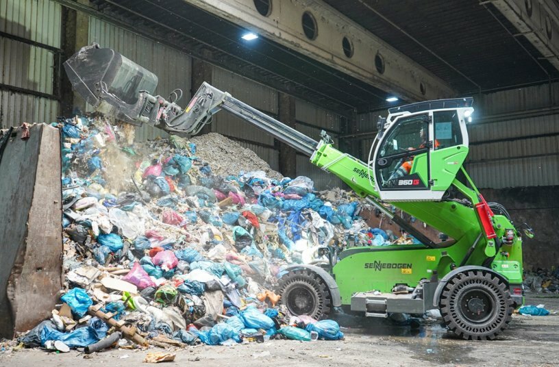 Maximierung des Lagerplatzes durch präzises Aufschieben großer Hausmüllmengen.<br>BILDQUELLE: Sennebogen