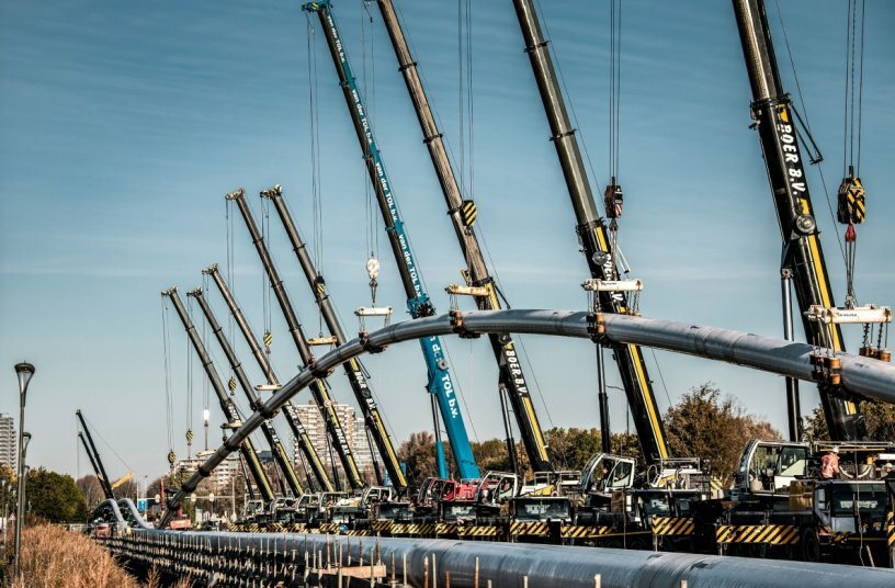 The Liebherr mobile cranes applied a predefined curve to the pipeline so that it could be drilled into the ground.<br>IMAGE SOURCE: Liebherr-Werk Ehingen GmbH